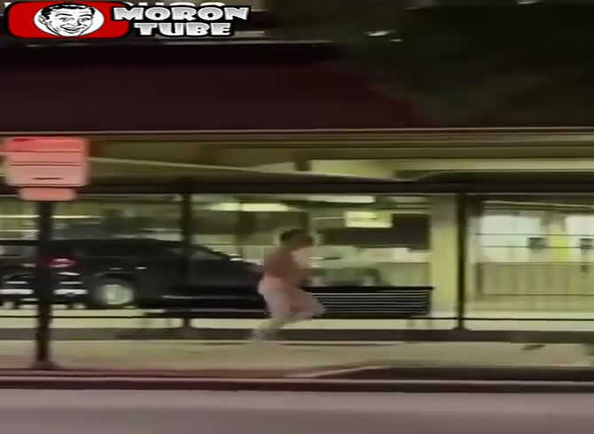 Video :A crazy nude man knocks down the owner of a car after stealing it
